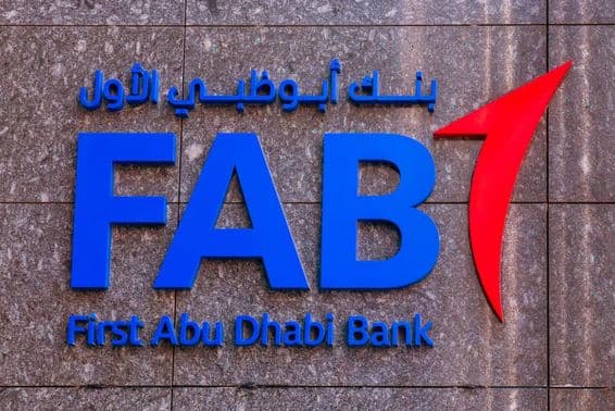 A First Abu Dhabi Bank (FAB) logója egy bankfiók falán.