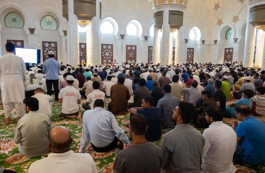 Pénteki imán részt vevő emberek a Sheikh Zayed mecsetben, Abu Dhabiban.