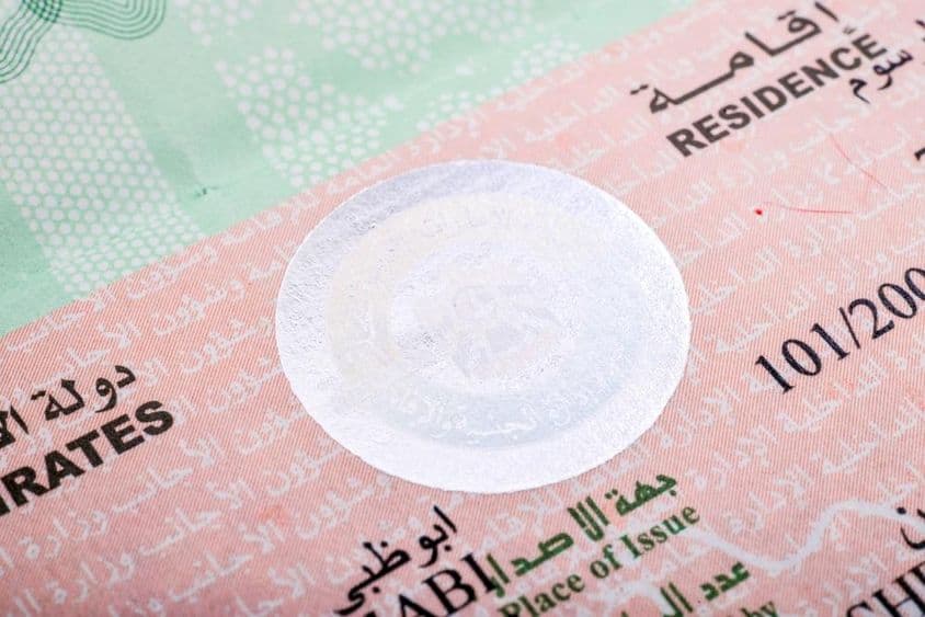 Egyesült Arab Emírségek tartózkodási vízumának pecsétje az útlevélben.