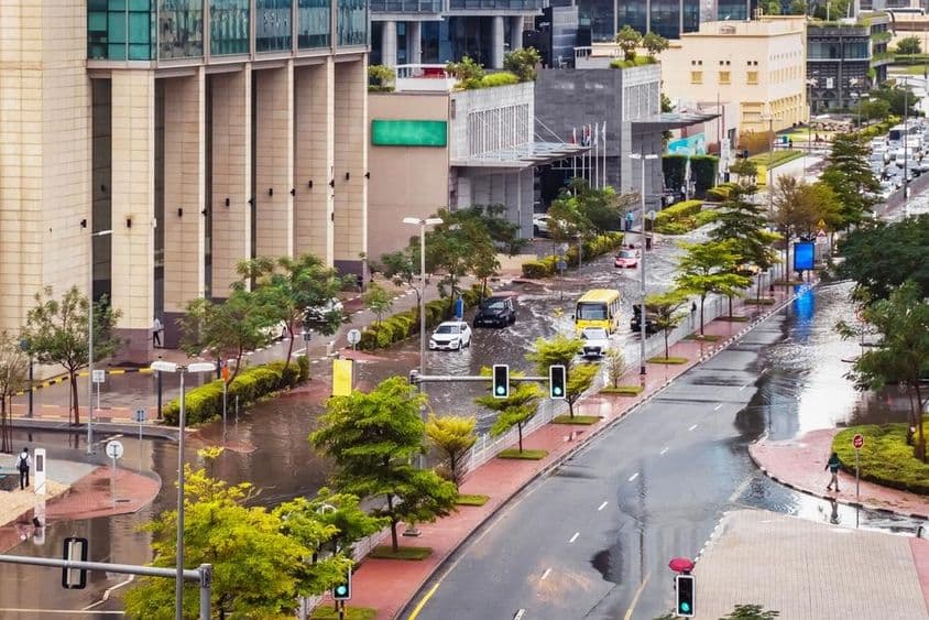 Dubai, heves esőzés és elárasztott utca az Egyesült Arab Emírségekben.