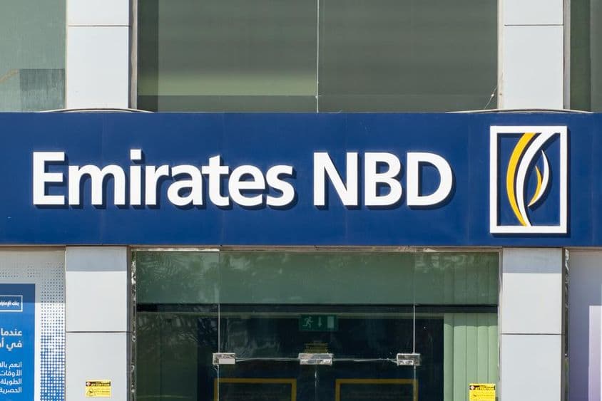 Emirates NBD Bank PJSC Bank cégér egy bejárat felett.