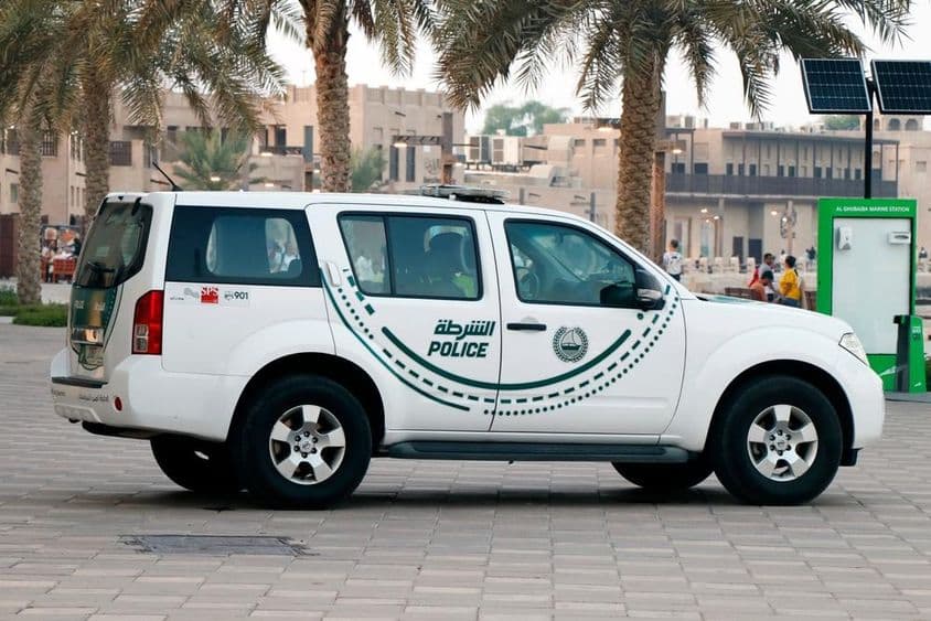 Dubai rendőrautója járőrözés közben.