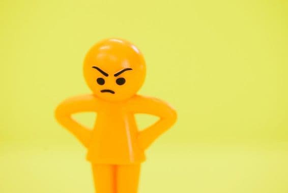 Dühös színes baba.