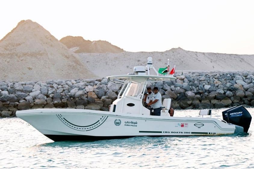 Dubai partvidékén rendőrök egy motorcsónakban.