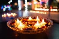 Diwali mécsesek egy tálba.