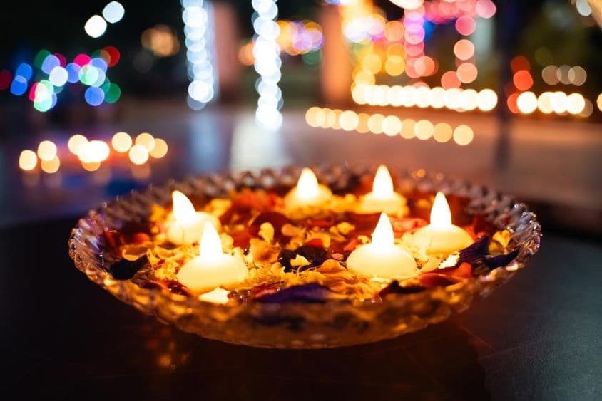 Diwali mécsesek egy tálba.