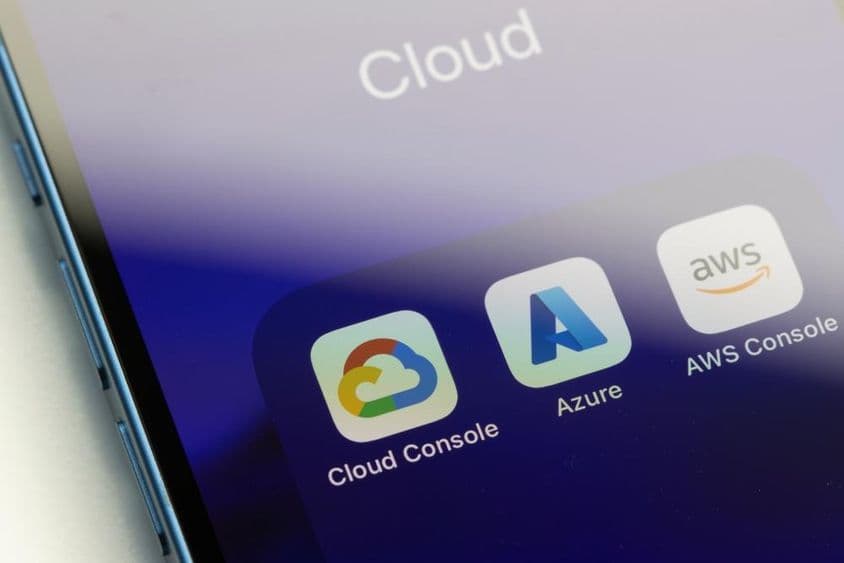 Három vezető felhőalapú számítástechnikai szolgáltató alkalmazásikonjainak közeli képe iPhone-on.