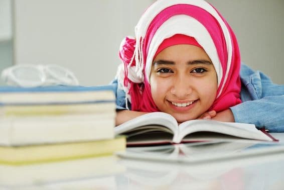 Gyönyörű arab muszlim lány olvasás főiskolán.