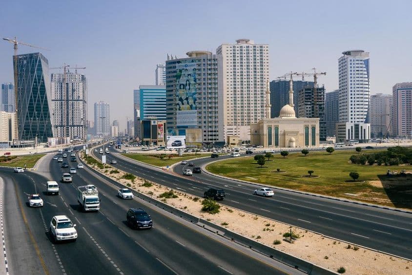 Kilátás a dubai városra és az autópályára, sok autóval.