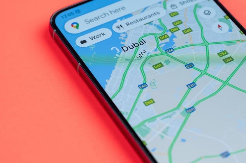 Dubai a Google Térképen okostelefon képernyőjén.