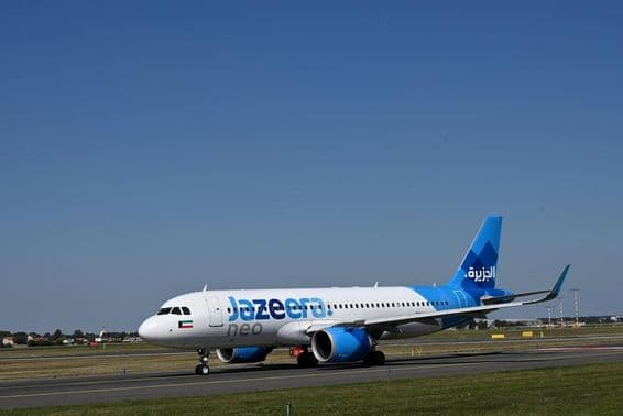Jazeera Airways repülőgépe a földön.