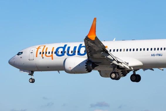FlyDubai légitársaság Boeing 737-8max repülőgépéről leszállási konfigurációban.