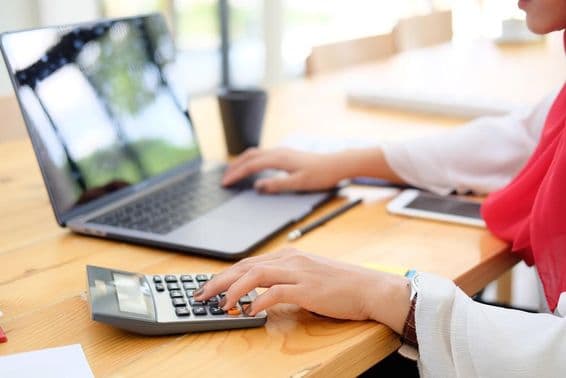 Női dolgozik a pénzügyekkel és számítja ki az adót.