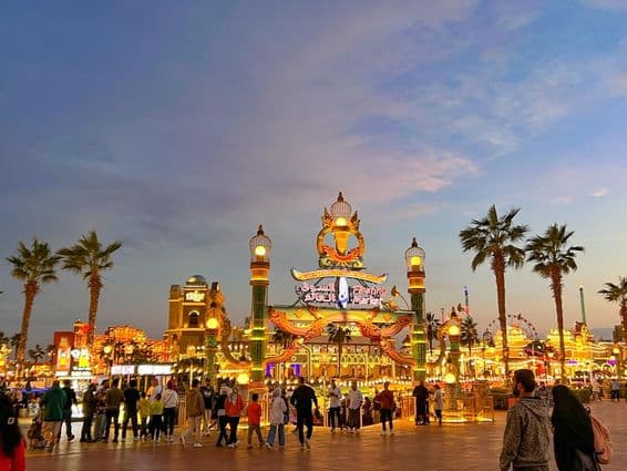 A Global Village utcája Dubaiban.