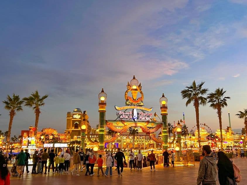 A Global Village utcája Dubaiban.