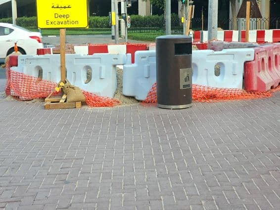 Az útjavítást műanyag gátak és narancssárga biztonsági háló veszi körül.