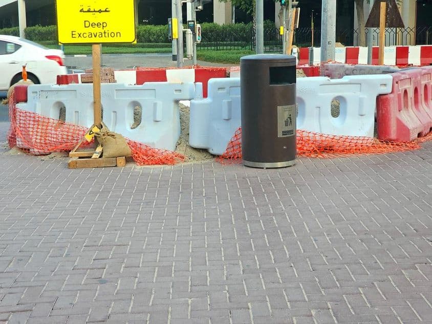 Az útjavítást műanyag gátak és narancssárga biztonsági háló veszi körül.
