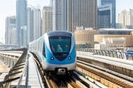 Dubai Metro vonat tömegközlekedés a Dubai Marina állomás közelében.