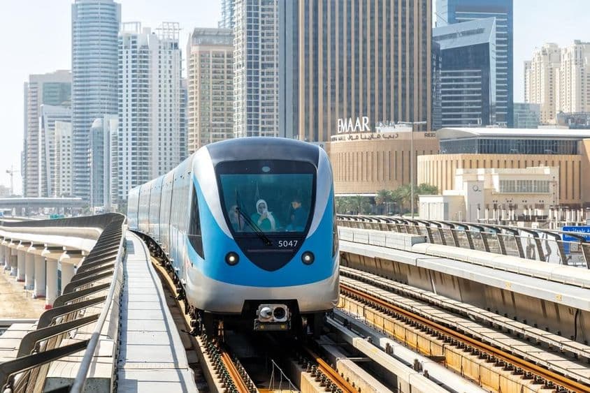 Dubai Metro vonat tömegközlekedés a Dubai Marina állomás közelében.