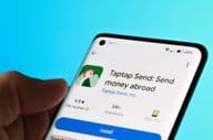 A Taptap Send alkalmazás okos telefonon jelenik meg.