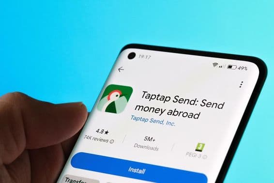 A Taptap Send alkalmazás okos telefonon jelenik meg.