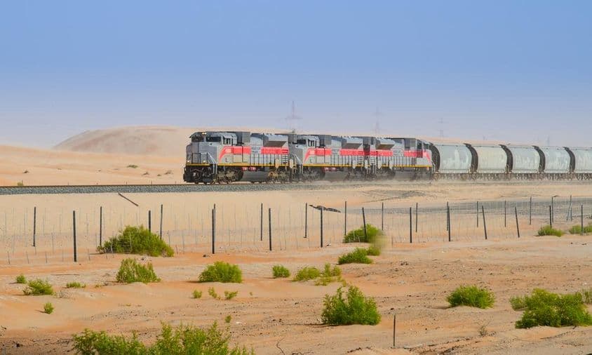 Vonatozás az Abu Dhabi Liwa sivatagában.