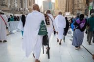 Umra zarándokok sétálnak a Masjidil Haram, a mekkai Nagy Mecset közelében.