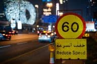 Dubai autópálya éjjel a maximális sebességhatár.