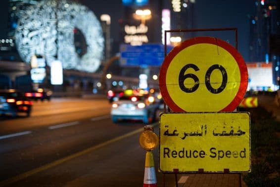 Dubai autópálya éjjel a maximális sebességhatár.