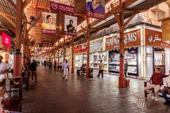 Aranyboltokkal teli utca az Aranypiacon, Dubai városában.