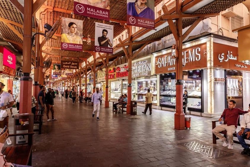 Aranyboltokkal teli utca az Aranypiacon, Dubai városában.