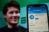 Telegram logója látható a háttérben Pavel Durov vezérigazgatóval.