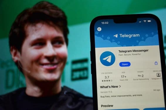 Telegram logója látható a háttérben Pavel Durov vezérigazgatóval.