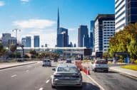 Dubai városi taxi a város utcáin.