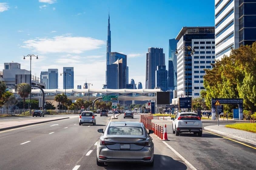 Dubai városi taxi a város utcáin.