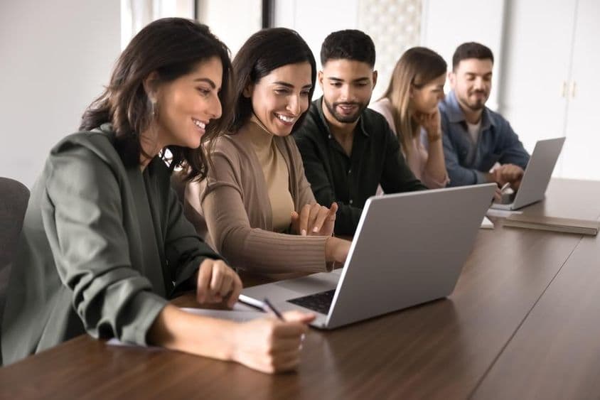 Kollégák online startupot elemeznek.