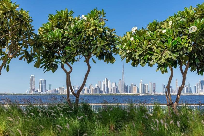 Dubai belvárosának látképe a Dubai Creek csatornáról.