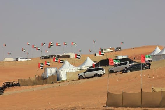 Terepjárók és vadkempingezés óriási homokdűnéken.