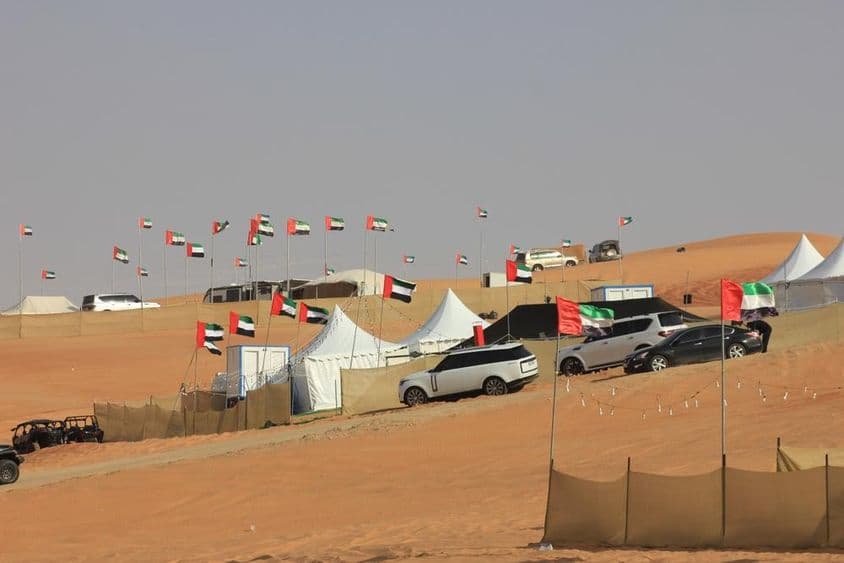 Terepjárók és vadkempingezés óriási homokdűnéken.