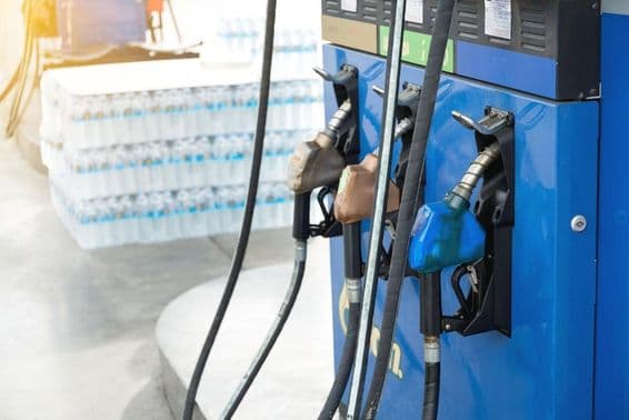 Benzinkút felkészül az utazók tankolására.