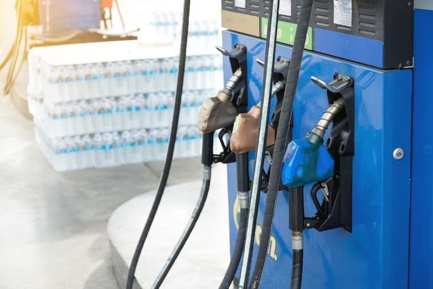 Benzinkút felkészül az utazók tankolására.