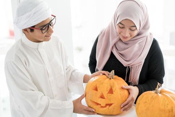 Arab gyerek Halloween tökkel.