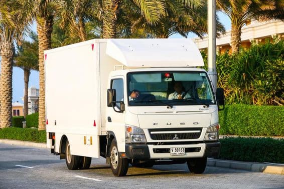 Mitsubishi Fuso Canter teherszállító furgon Dubaiban.