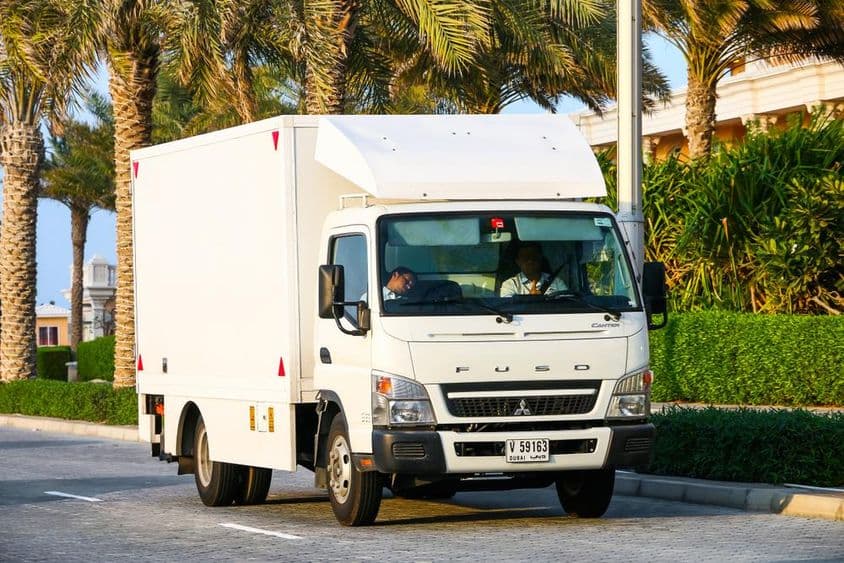 Mitsubishi Fuso Canter teherszállító furgon Dubaiban.
