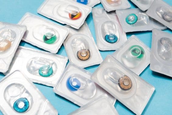 Élénk színű kontaktlencsék Halloweenre.