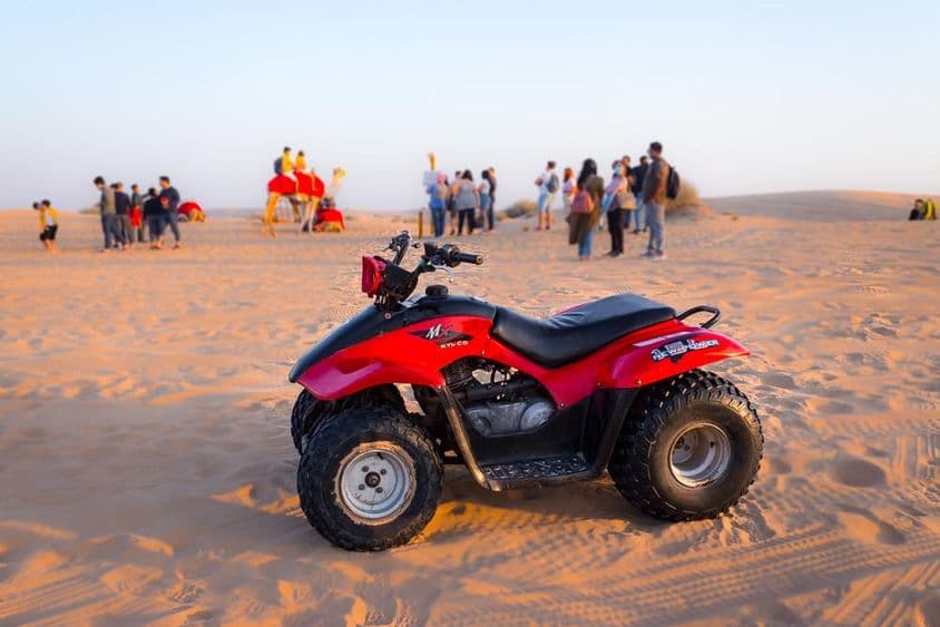 Motocross kaland a Dubaiba látogató utazóknak és turistáknak.