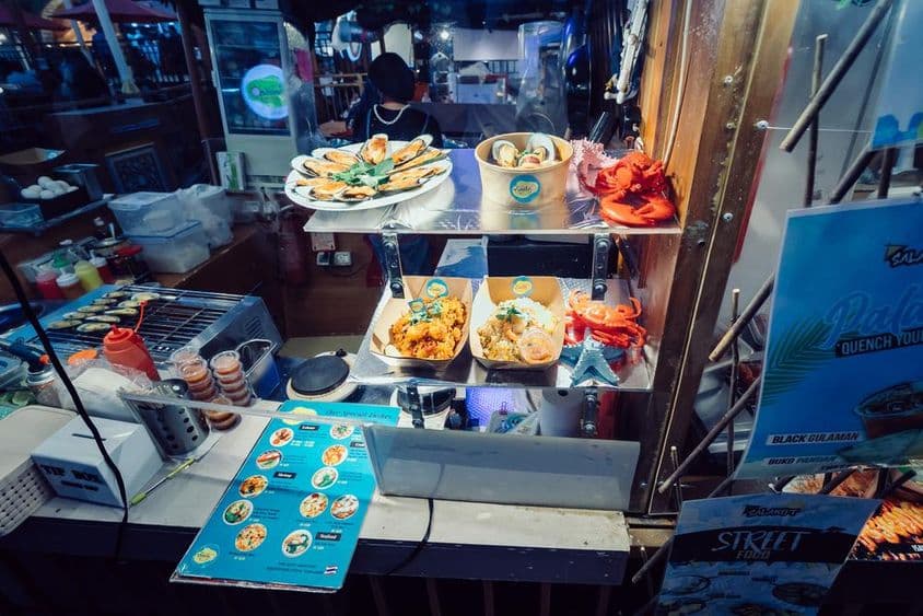 Hagyományos thai konyha egy úszó étteremben utcai ételekkel a Global Villageben, Dubaiban.