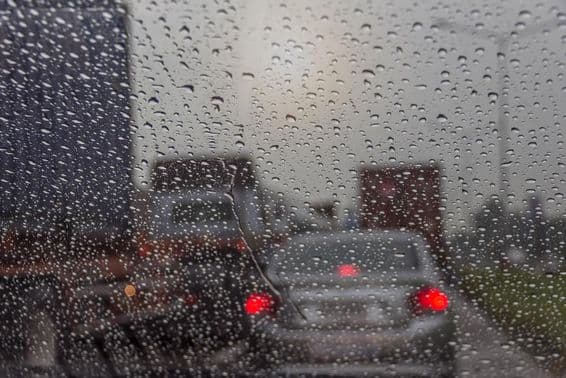 Eső dubaiban egy ablakon keresztül.