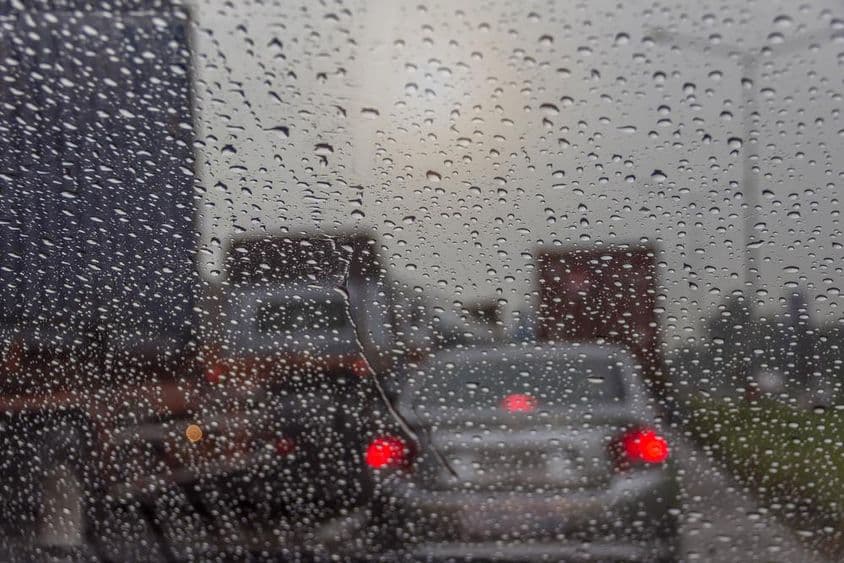 Eső dubaiban egy ablakon keresztül.