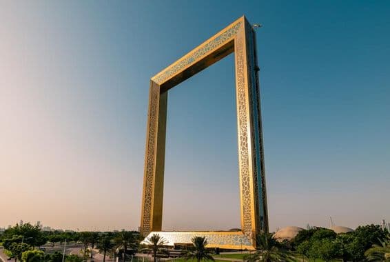 Dubai Frame arany toronyépület napkeltekor.